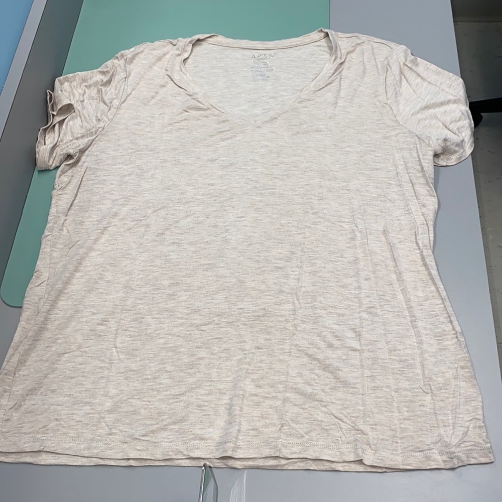 Women’s Apt 9 Essential Tee. Size XL